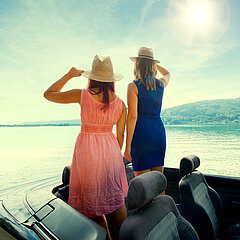 Zwei Urlauberinnen entdecken Kärntner Seenlandschaft und Freizeitangebote während einer Urlaubstour.