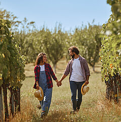 Paar erkundet Weinregion in Niederösterreich im Rahmen einer Erlebnisreise mit Vorteilskarte.